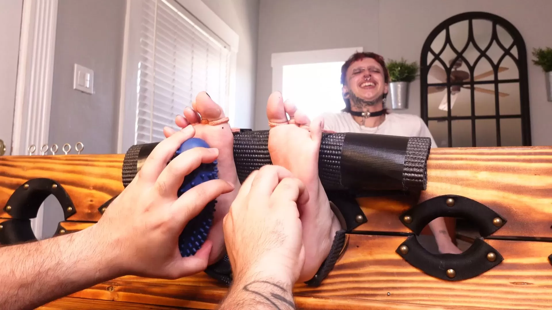 TheTickleRoom – Punk Transgender Aris First Foot Tickle!.mp4_snapshot_04.35.275.webp