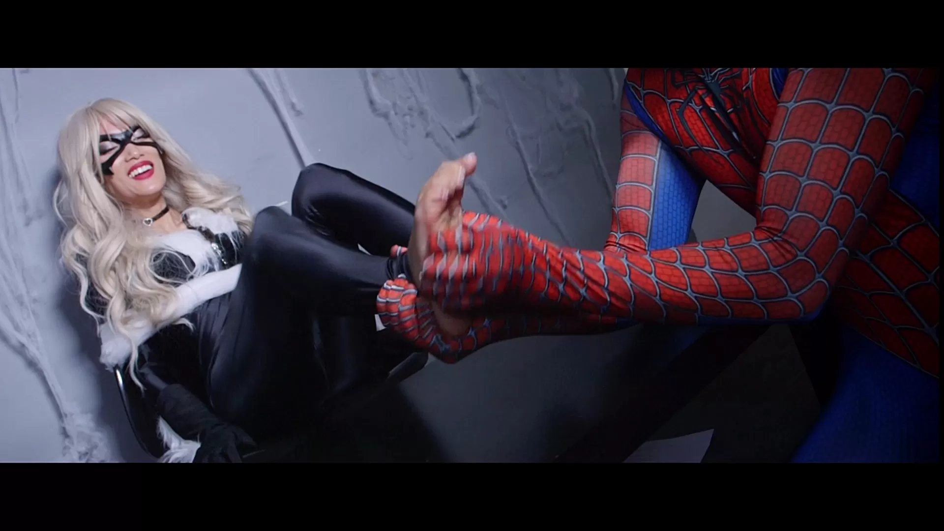 【黑猫cos-黑猫被蜘蛛侠挠脚报复】UKTickling – Black Cat & Spiderman Part 1 Captu.webp