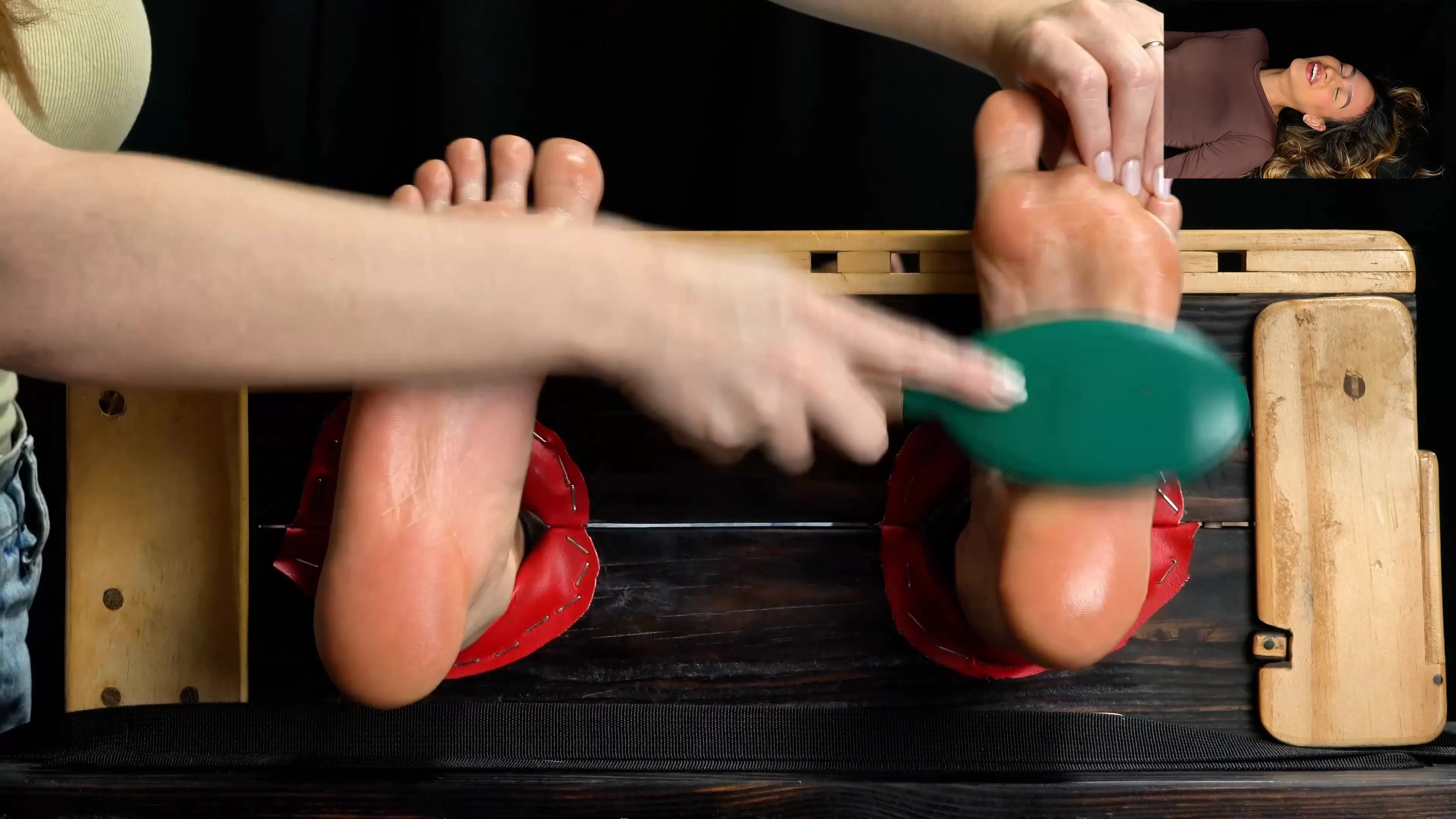 TheLaughingMakers – TLM – Beautiful feet and beautiful suffering.0009 - 00-07-15.webp