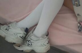 家里有个十八岁睡着了的妹妹.是什么体验？脱了鞋子TK玩极品小嫩脚