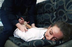 RussianFetish-剧情：逼妻子签激活协议书