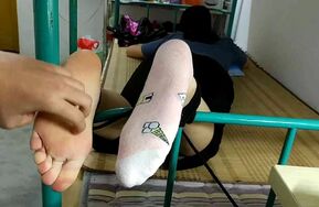大脚女生宿舍内脱掉棉袜体验脚心tk