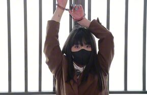 裸足JK漂亮妹妹被束缚固定在暖气管道