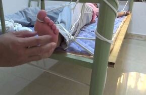 【新月】红豆妹子被捆在床上脱点白袜tk她白里透红的裸足