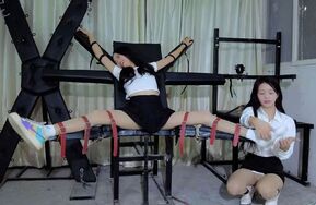 《赌约挑战》草莓挑战在tickle wrestling战无不胜的老选手雪妮！（在线播）