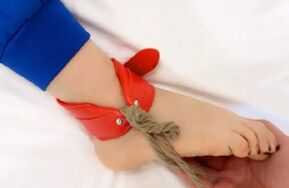 大字捆绑美术生挠她白嫩小脚，痒的浑身骚动