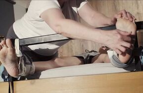 【在线播】TickleTherapy – Young can’t handle being tickled by Mature – faceup