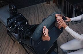 【在线播】【黑白双猫】RFStudioProduction – Latex Games in Black and White Suits – Penelopa Enjoys Anna Luna’s Ticklish Reactions in Full Latex