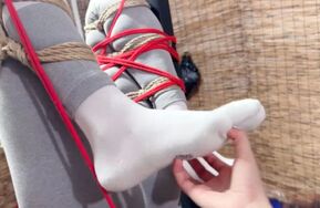 三五小脚工作室-凌辱瑜伽裤小姐姐直到尿裤子-白袜-倒吊