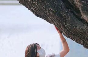 真实-合租房里足枷挠漂亮女友怕痒的玉足