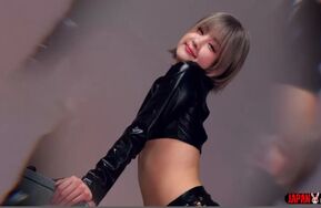 小松杏身穿扭动的粉色比基尼，被捆绑和挠痒折磨（在线播）