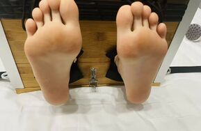 【瓜你太美】超怕痒玉足天花板合法萝莉小妍