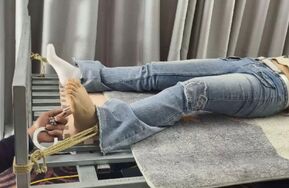 大学生铁床大字捆绑，挠脚心游戏，十字架大字