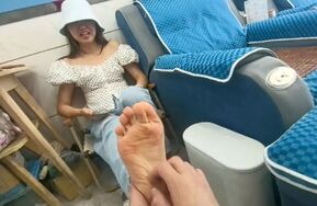 （真实）最新！！足疗店随机挠顾客脚心，超怕痒美女大笑求饶