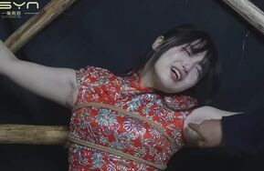 双手脚被吊起打脚心挠痒跪绑拶子拶手指上电刑电晕死过去