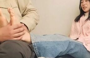 套路刚大学毕业的小妹，穿白袜和黑丝被我挠脚心,全片